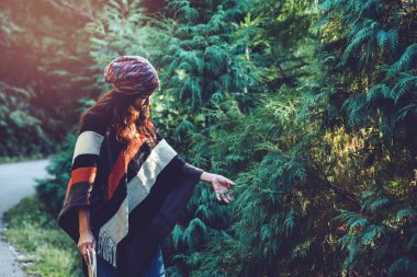 Genç kadın doğa seyahat. O orman çam yeşili asfalt yolda yürüyüş ve doğa zevk çam ağaçları arasında bir not yazmak.