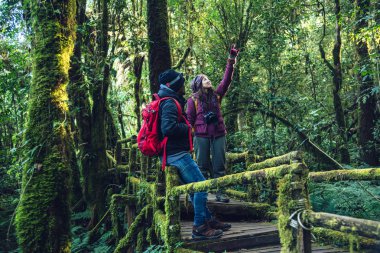 Seyahat eden çiftler, kışın rahatlarlar. natu okumak için yürüyüş seyahat