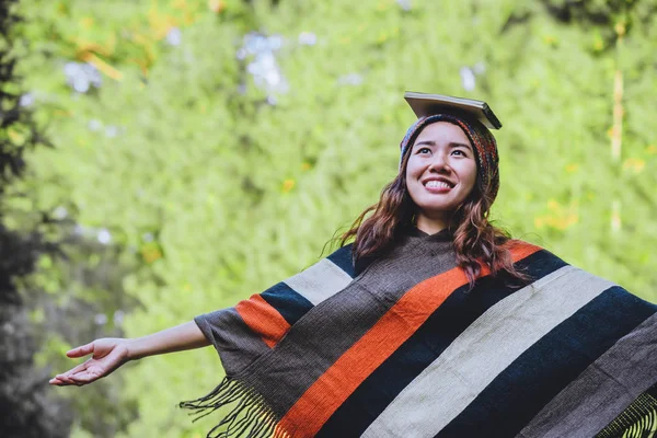 Mujer joven viajando naturaleza. Relájate y pon el libro en la cabeza. Estudio leer un libro. Naturaleza Educación Escribe una nota En el parque público en invierno . — Foto de Stock