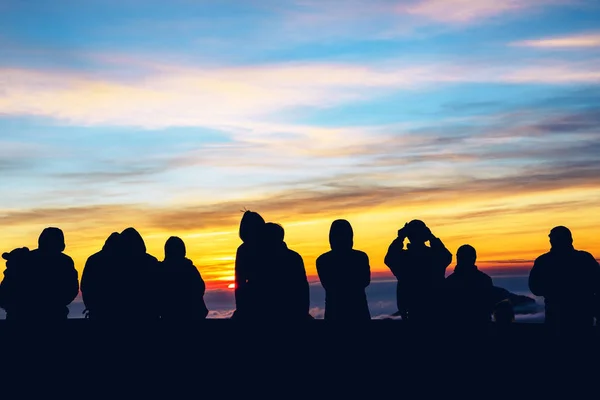 As pessoas viajam pela natureza. Descontrai. fundo silhueta Pessoas assistindo Nascer do sol e fotografar o mar de nevoeiro na montanha . — Fotografia de Stock