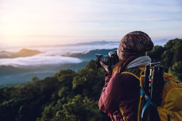 De jonge vrouw reist om Foto's te maken van de zee mist op de berg. Reizen ontspannen. Natuurlijke Touch platteland. in Chiangmai inthai land. wandelen in de bergen — Stockfoto