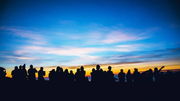 As pessoas viajam pela natureza. Descontrai. fundo silhueta Pessoas assistindo Nascer do sol e fotografar o mar de nevoeiro na montanha . — Fotografia de Stock