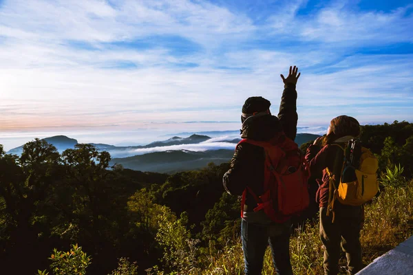 Minnaar paar vrouwen en mannen Aziatische reizen natuur. Reizen ontspannen. Natuurlijke Touch platteland. Thailand. wandelen in de bergen — Stockfoto