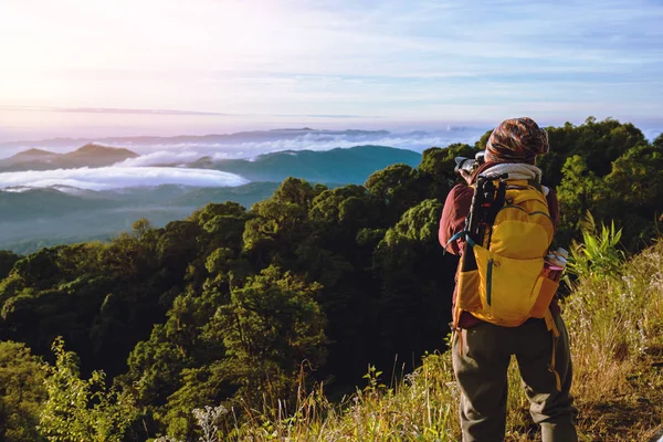 Mladá žena cestuje, aby fotografoval mořskou mlhu na hoře. Cestování je v klidu. Přírodní krajina. v Chiangmai inthajsko. pěší turistika v horách — Stock fotografie