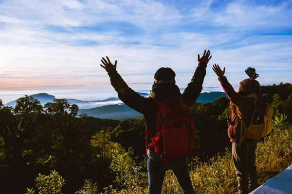 Amante casal mulheres e homens asiático viajar natureza. Descontrai. Campo de toque natural. Tailândia. caminhadas nas montanhas — Fotografia de Stock