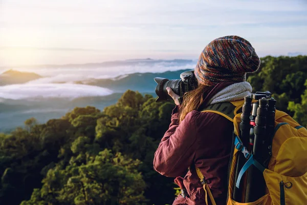 Tânăra călătorește pentru a face poze cu ceața mării de pe munte. Calatoreste. Natural Touch rural. la Chiangmai inThailanda — Fotografie, imagine de stoc