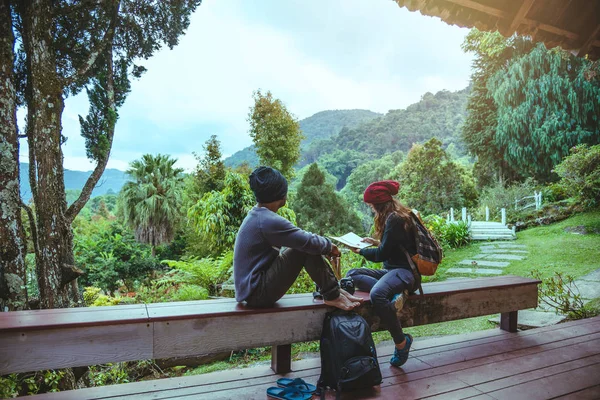 Asiático casal viagem fotografia natureza educação. natureza relaxar e estudar ler um livro. no parque público. Na Tailândia — Fotografia de Stock