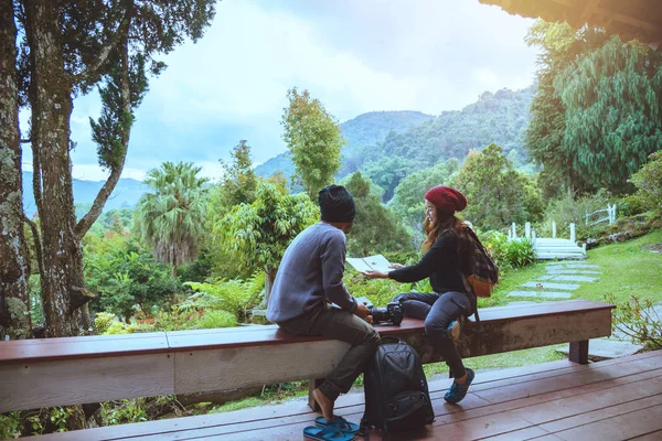 아시아 커플 여행 사진 자연 교육. 자연이 긴장을 풀고 책을 읽는 공부. 공공 공원에서. 태국에서 — 스톡 사진