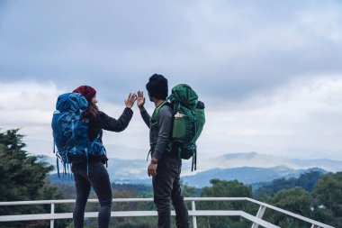 Asyalı çiftler kışın doğayı gezerler. Rahat ol. Tayland 'da doi inthanon kırsalında doğal temas.