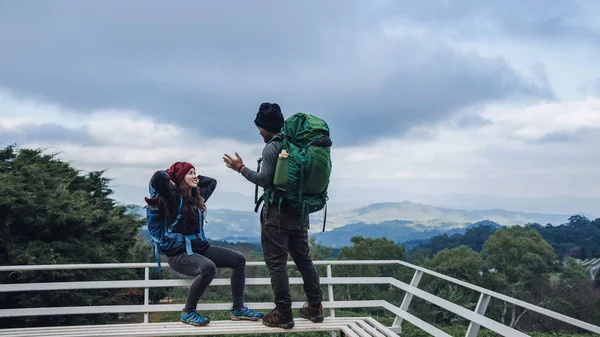Asijské páry cestovat přírodu na horách v zimě.Travel relax. Přírodní dotek krajiny v doi inthanon v Thajsku. — Stock fotografie