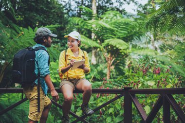 Asyalı çiftler seyahat eder. Doğa yürüyüşü, dinlenme ve doğayı öğrenme..