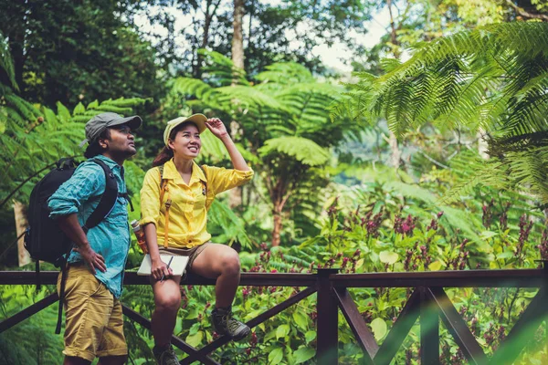 아시아 에사는 한 부부는 자연 산책을 편안하게 하고 안개 속에서 자연을 관찰 한다. — 스톡 사진