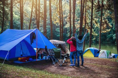 Asyalı çift, dağda kamp yaparken Pang Ung, Mae Hong Son, Tayland 'da sabah vakti sisli gölü görüyor..