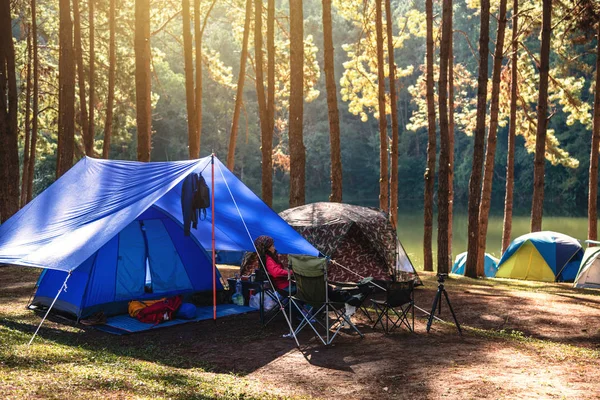 Asian woman travel nature camping on the Mountain see the lake in the mist at morning sunrise at Pang Ung , Mae Hong Son province, Thailand. — Stock Photo, Image