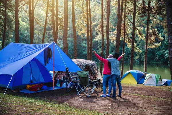 Asyalı çift, dağda kamp yaparken Pang Ung, Mae Hong Son, Tayland 'da sabah vakti sisli gölü görüyor.. — Stok fotoğraf