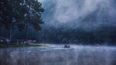 Kamp yapmak ve seyahat etmek Pang Ung Gölü 'nün güzel manzarası gün doğumunda sisli..