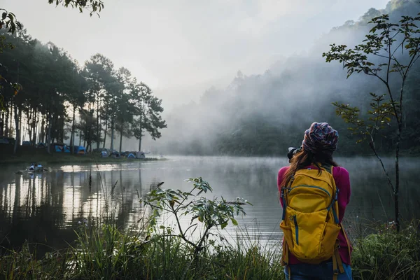 Jonge vrouwen reizen om foto 's te maken van prachtige natuurlijke bossen, Pang Ung en dennenbossen in Mae Hong Son provincie, Thailand. — Stockfoto