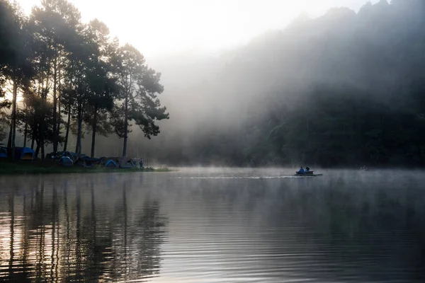 Κάμπινγκ και ταξίδια Όμορφη πανοραμική θέα της φύσης Pang Ung λίμνη στην ομίχλη κατά την ανατολή. — Φωτογραφία Αρχείου