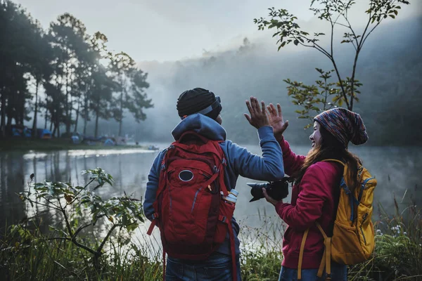 Koppels die graag reizen, foto 's maken Prachtige natuur bij Pang ung meer en dennenbos bij Mae Hong Son in Thailand. — Stockfoto