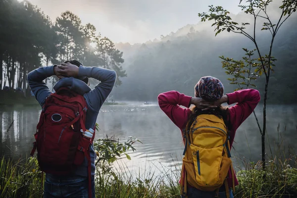 Paar liefhebbers reizen Prachtige natuur bij Pang ung meer en dennenbos bij Mae Hong Son in Thailand. — Stockfoto