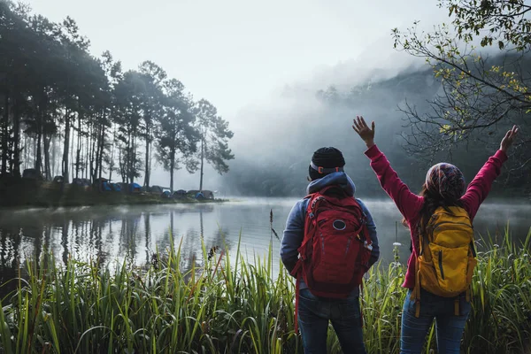타이의 메이 홍슨에 있는 팡 웅 호수와 소나무 숲에서 연인들이 아름다운 자연을 찾아 여행하고 있다. — 스톡 사진