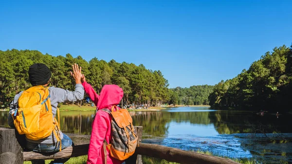 Páry cestovatelé s batohem rádi relaxovat na dovolené, cestovatelé Pang-Ung park cestování, Cestování navštívit krajinu přírody krásné u jezera, na Mae-hong-son, v Thajsku. — Stock fotografie