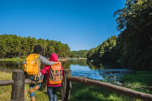 Par resenärer med ryggsäck gärna koppla av på en semester, resenärer Pang-Ung park resor, Res för att besöka naturen landskap den vackra vid sjön, vid Mae-hong-son, i Thailand. — Stockfoto