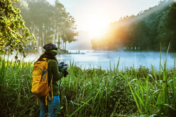 Aziatische vrouwen reiziger stand nemen foto 's van de natuur landschap de mooie in Thailand. — Stockfoto