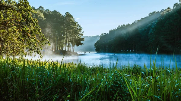 Ένα όμορφο τοπίο με ομίχλη που επιπλέει στην επιφάνεια της λίμνης κατά την ανατολή του ηλίου στο Pang-ung. — Φωτογραφία Αρχείου