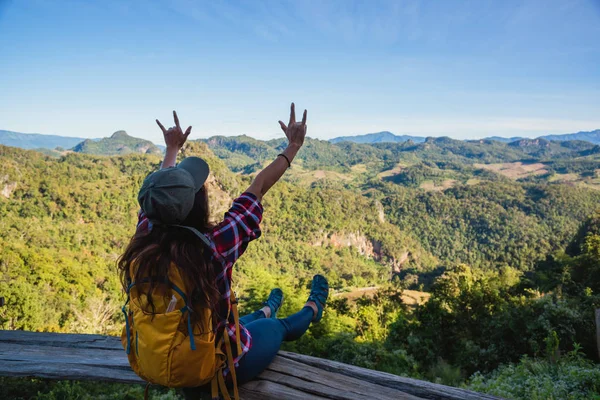 Jonge vrouw Toeristen met rugzakken blij om te reizen Ze stak haar handen op en geniet van de natuur landschap uitzicht. — Stockfoto