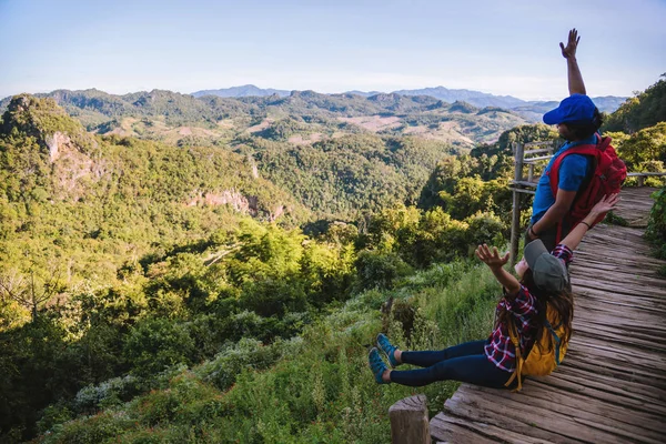 Reizen, natuur reizen van Aziatische paren terwijl is ontspannen buiten tijdens zijn reis in Thailand. — Stockfoto