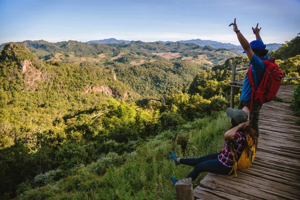 Viagem, viagem de natureza de casais asiáticos enquanto está relaxando ao ar livre durante sua viagem na Tailândia . — Fotografia de Stock