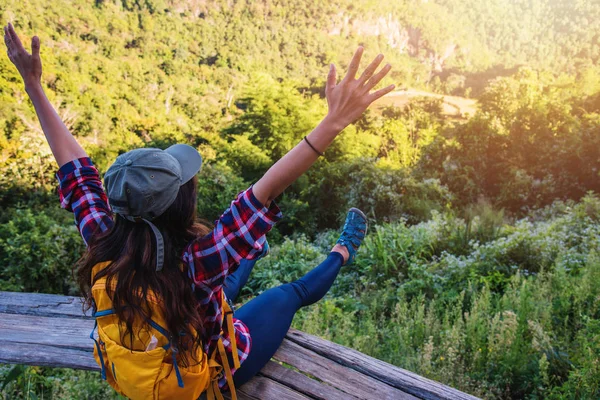 Jovem Turistas com mochilas Feliz em viajar Ela levantou as mãos e apreciando a paisagem da natureza vista . — Fotografia de Stock