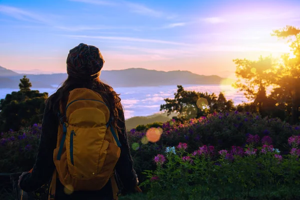 Mulher jovem Turistas com mochilas De pé assistindo natureza bela paisagem vista E nevoeiro no topo da montanha Manhã nascer do sol . — Fotografia de Stock