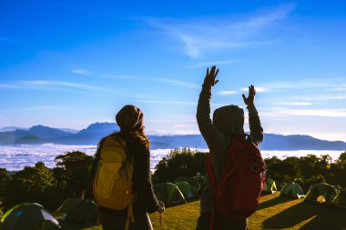 Genç çift Kamp Yürüyüşü Seyahat Seyahat Konsepti, Tatil Seyahati, Seyahat Rahatlama, Tayland 'da Doğal Dokunuş kırsalında.