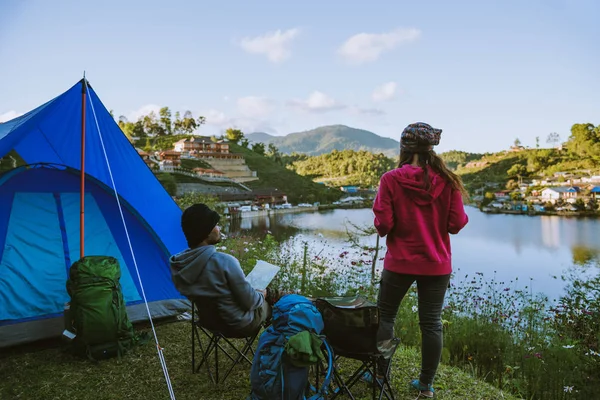 Casal Apreciando Férias Camping No Campo. Acampe nas montanhas perto do lago . — Fotografia de Stock