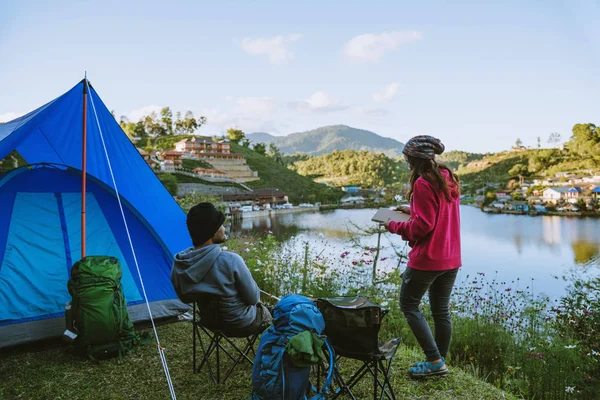 Coppia Godendo Campeggio Vacanze In Campagna. Campeggio in montagna vicino al lago . — Foto Stock