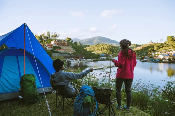 Paar Genieten van Camping Holiday In Countryside.Camp in de bergen in de buurt van het meer. — Stockfoto
