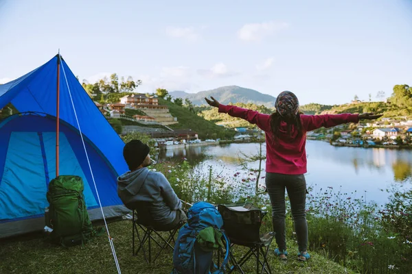 Coppia Godendo Campeggio Vacanze In Campagna. Campeggio in montagna vicino al lago . — Foto Stock