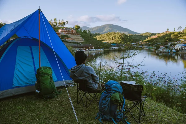 Asiatico uomo viaggio natura. Viaggi relax, Campeggio in un villaggio rurale sulla montagna, vicino al lago . — Foto Stock