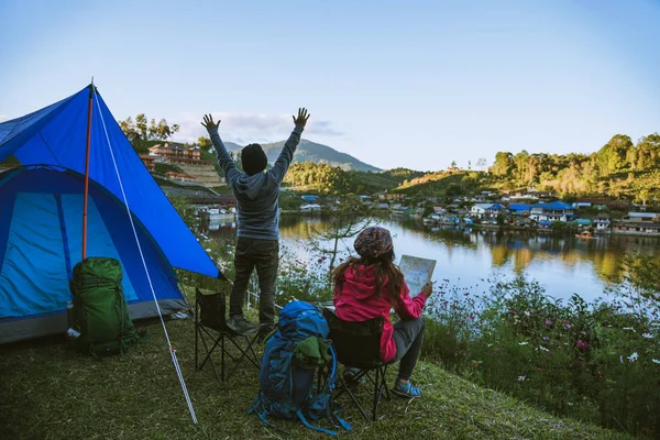 Aziatisch koppel Kamp op de berg in het hogere dorp in de buurt van het meer, Camping Travel Concept, Travel Relax concept Kaart. — Stockfoto