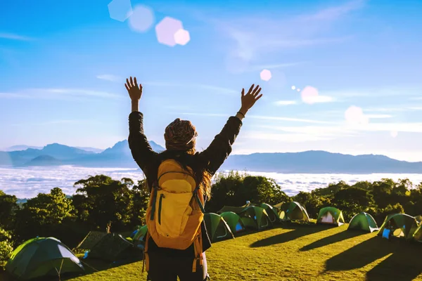 As mulheres asiáticas estão felizes e desfrutando Travel relaxar. Campo de toque natural. Tailândia — Fotografia de Stock