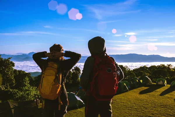 Jonge stel Camping Wandelen Reizen Reizen Trek Concept, Vakantie reizen, Reizen ontspannen, Natuurlijke Touch platteland, in Thailand. — Stockfoto
