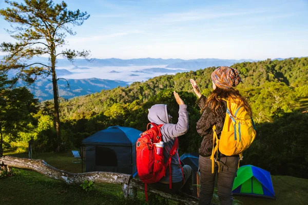 Jonge stel Camping Wandelen Reizen Reizen Trek Concept, Vakantie reizen, Reizen ontspannen, Natuurlijke Touch platteland, in Thailand. — Stockfoto