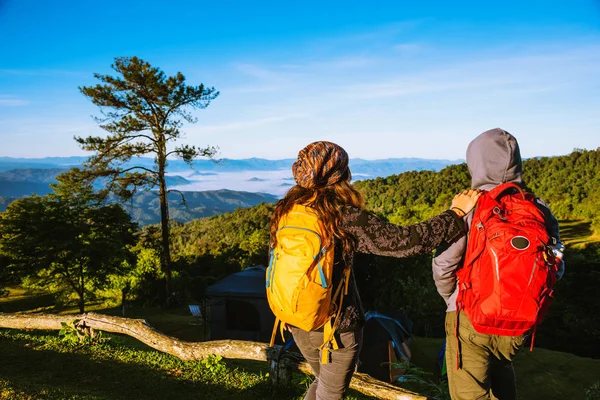 Coppia giovane Campeggio Hiking Journey Travel Trek Concept, Viaggi, Relax di viaggio, Campagna Naturale Touch, in Thailandia . — Foto Stock