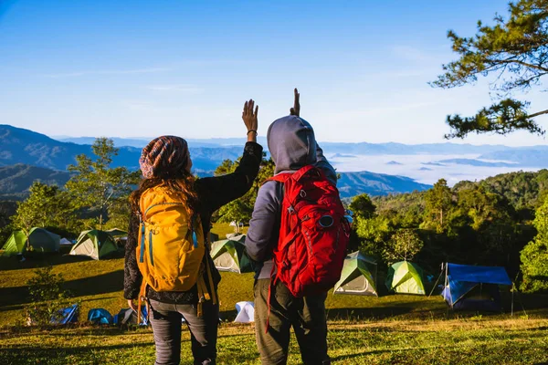 Jong stel Backpacker Camping Wandelreis Travel Trek Concept, Vakantie reizen, zomer in Thailand. — Stockfoto