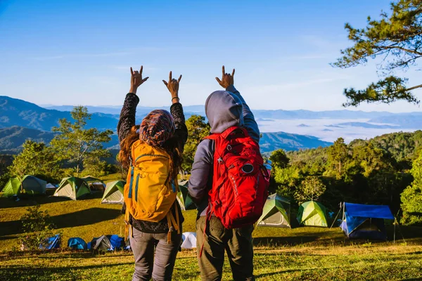 Jong stel Backpacker Camping Wandelreis Travel Trek Concept, Vakantie reizen, zomer in Thailand. — Stockfoto