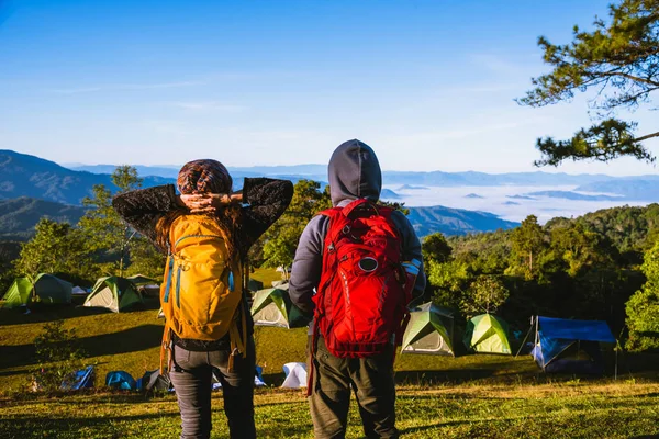 Jong stel Backpacker Camping Wandelreis Travel Trek Concept, Vakantie reizen, zomer in Thailand. — Stockfoto