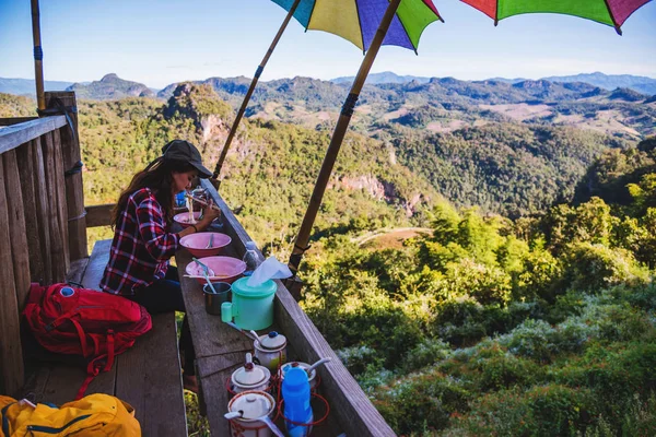 Het meisje zit noedel te eten in het landelijke dorp hangende benen stijl voor uitkijkpunt op de berg, De lokale attracties van Mae Hong Son provincie Thailand. — Stockfoto