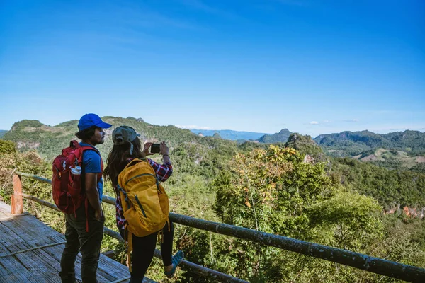 Viagem, viagem de natureza de casais asiáticos enquanto está relaxando ao ar livre durante sua viagem na Tailândia . — Fotografia de Stock